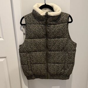 Universal Thread Floral Puffer Vest - Green and Cream